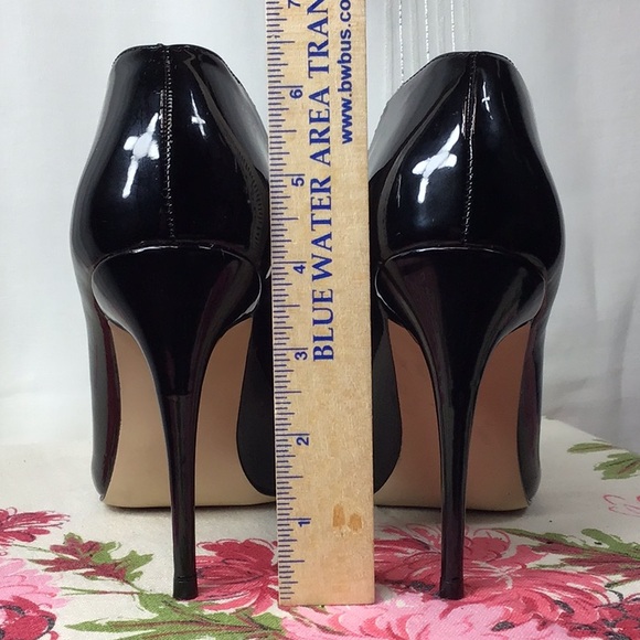 Guess ‘Ondrea2’ Black Faux Patent High Heel Booties Sz 7 - Picture 2 of 9